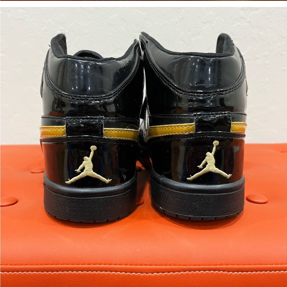 Retro Jordan 1s ‘Metallic Gold’ (08) - Picture 2 of 4